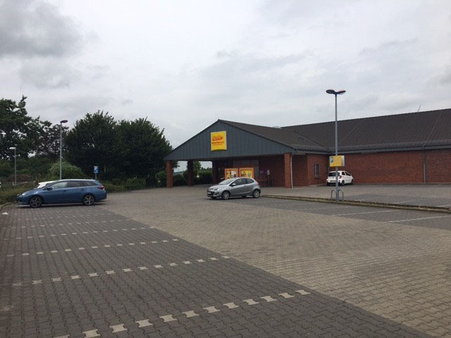 Netto Blick über den Parkplatz zum Eingang