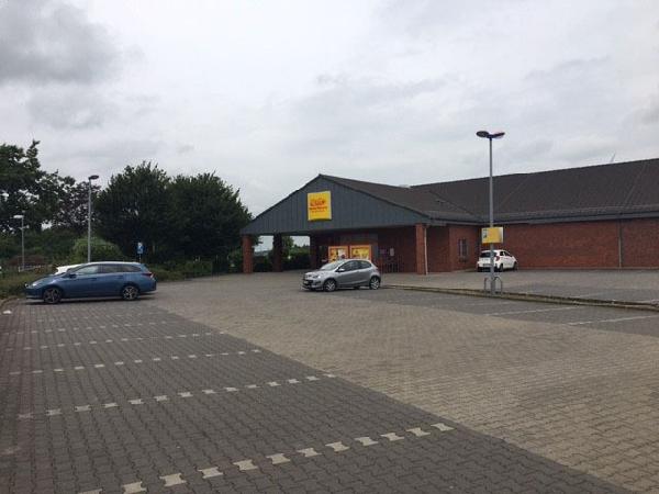 Netto Blick über den Parkplatz zum Eingang